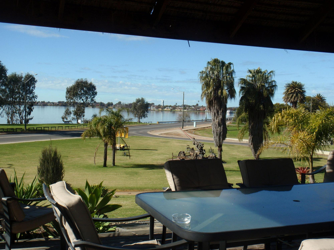 Food & Drinks 5, Capricorn Motor Inn, Corowa