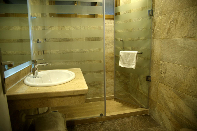 Bathroom 4, Pearl Hotel, Al-Ma'adi