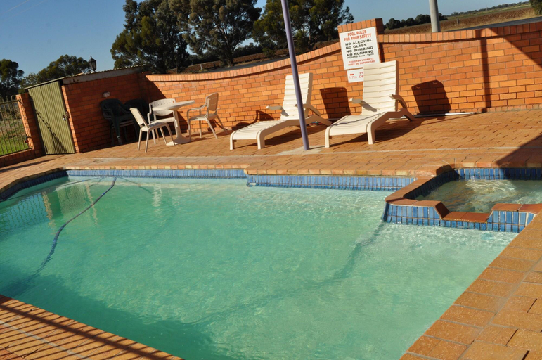Sport & Beauty 2, Bishop's Lodge Motor Inn, Hay