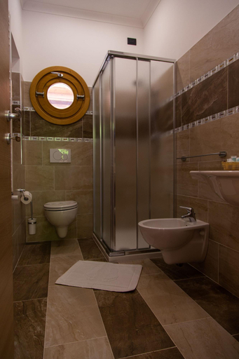 Bathroom 4, Villa Italia, Napoli