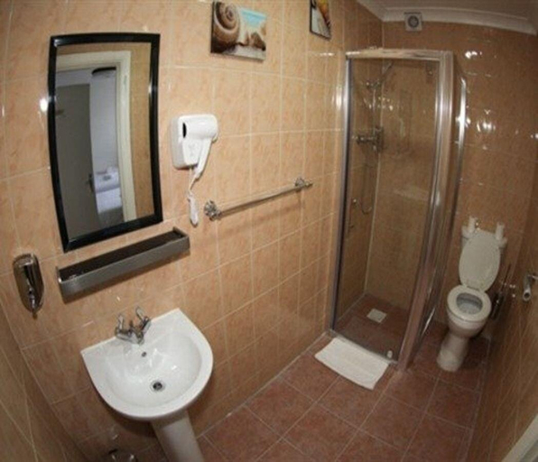 Bathroom 5, Heathrow Inn, London
