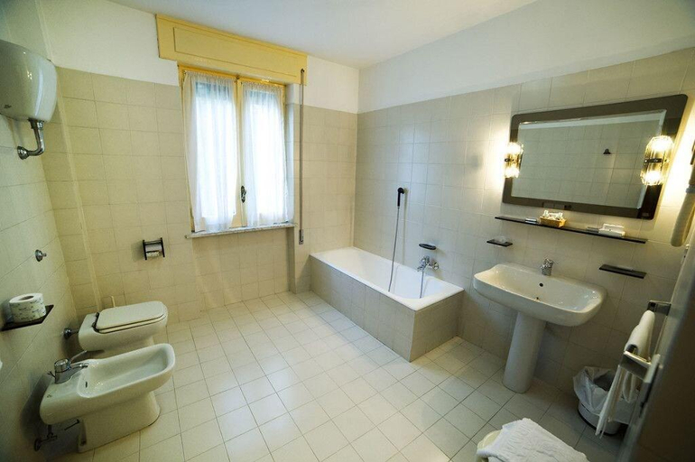 Bathroom 5, Grande Albergo Miramare, Latina