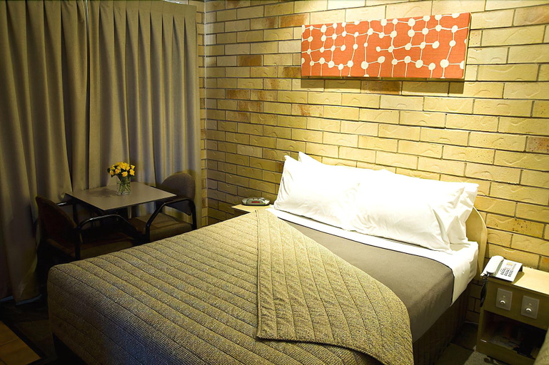 Bedroom 4, Starlight Motor Inn, Roma