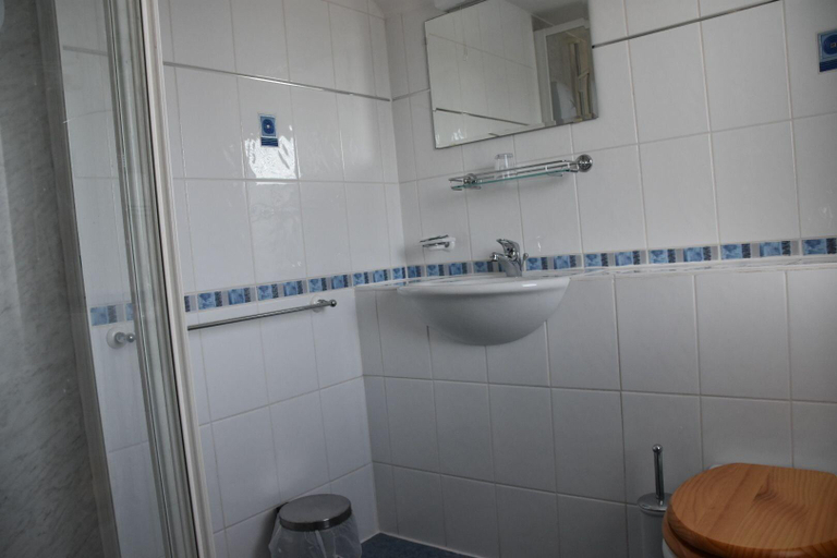 Bathroom 3, The Gables, West Lothian