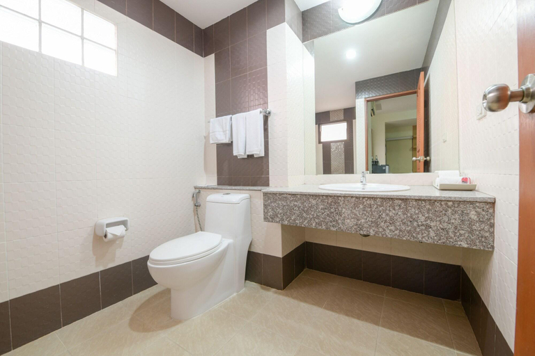 Bathroom 4, The Route Sriracha Hotel And Residence, Si Racha