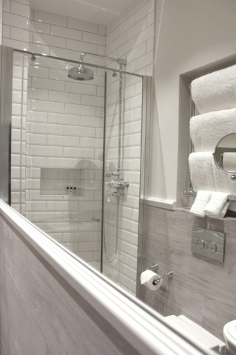 Bathroom 5, The Grafton Arms Pub & Rooms, London
