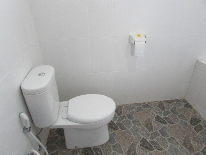 Bathroom 4, Family Beach Hotel - kuta lombok, Lombok