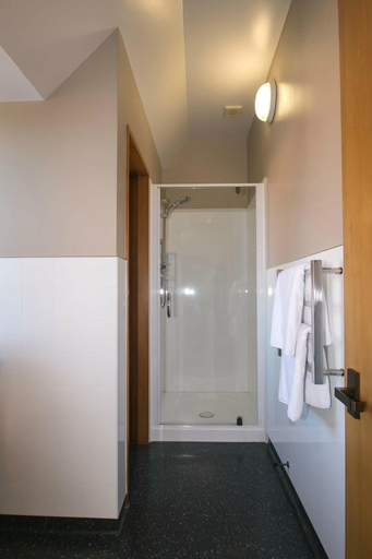Bathroom 5, Allan Court Motel, Dunedin