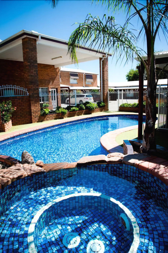 Sport & Beauty 2, The Charles Sturt Motor Inn, Moira - West