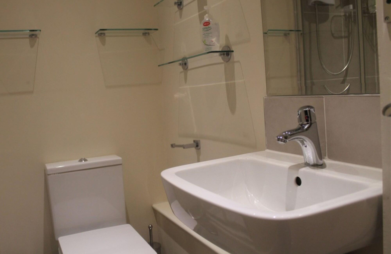 Bathroom 4, Black Bull With Rooms, North Lanarkshire