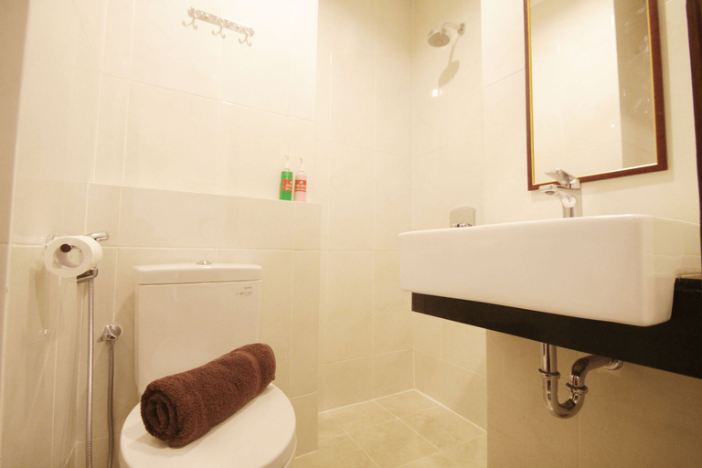 Bathroom, Apartemen The Capitol Park Residence by Aparian, Central Jakarta