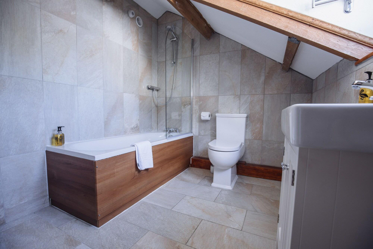 Bathroom 3, King Arthur Hotel, Swansea