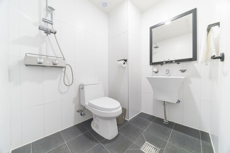 Bathroom 4, La Famille, Yangyang