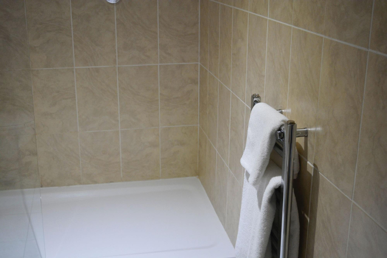 Bathroom 4, Stallingborough Grange Hotel, Lincolnshire