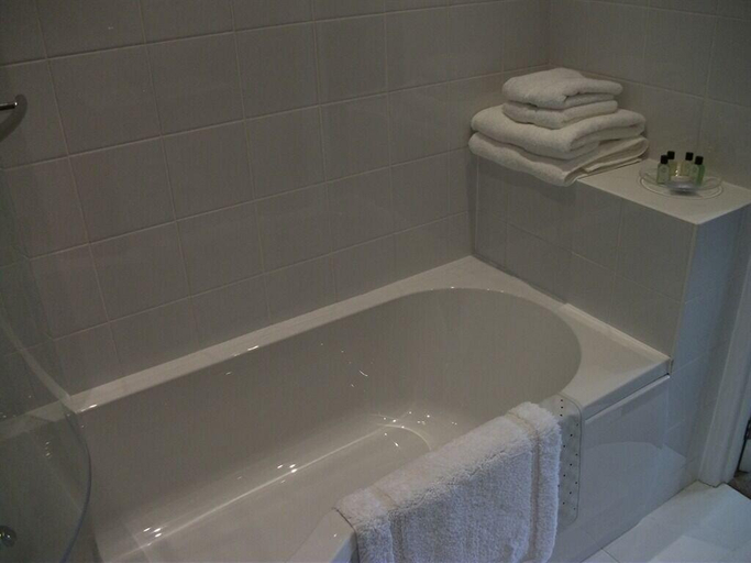Bathroom 4, The Bull Inn Lodges, Kent