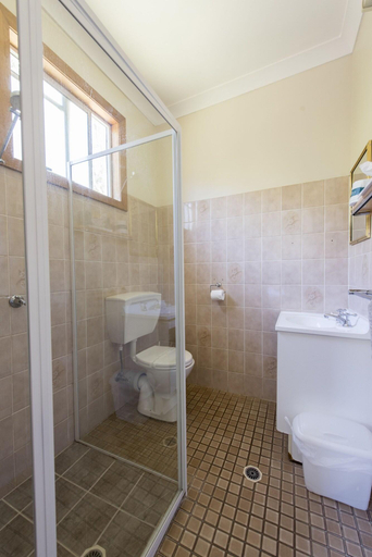 Bathroom 5, Gosford Inn Motel, Gosford - West