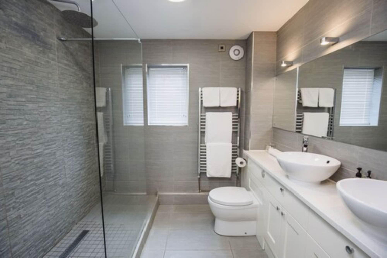Bathroom 4, King Arthur Hotel, Swansea