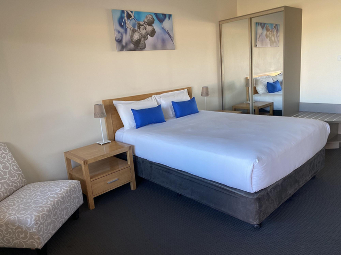 Bedroom 3, Bishop's Lodge Motor Inn, Hay