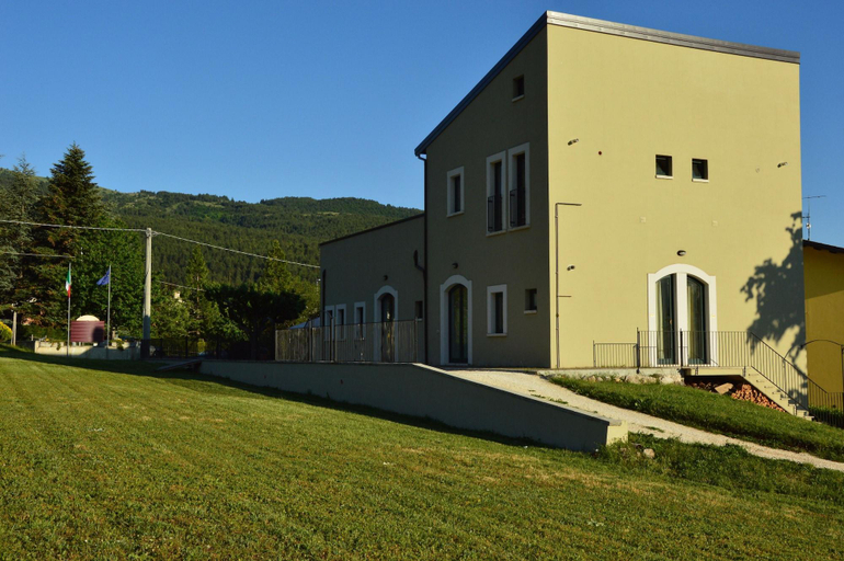Exterior & Views