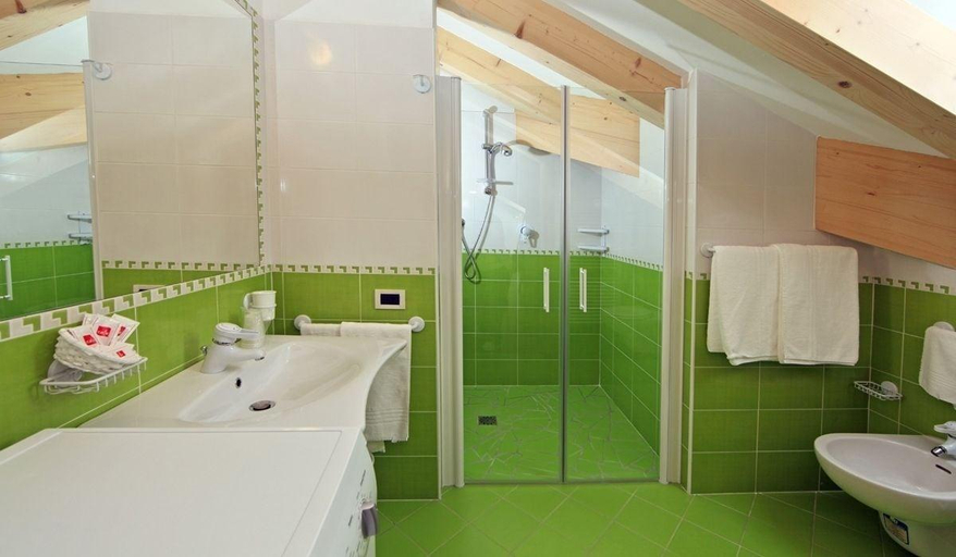 Bathroom 4, Garni Manuela, Trento