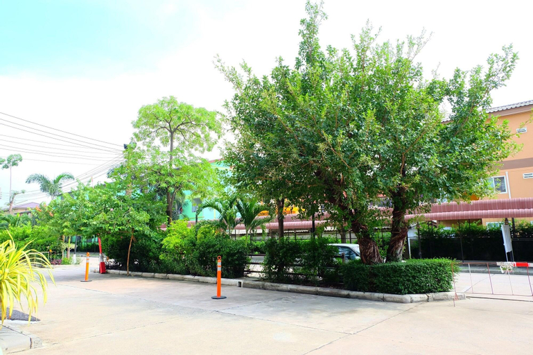 Exterior & Views 24