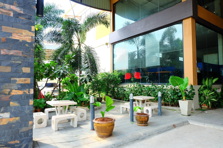 Exterior & Views 16