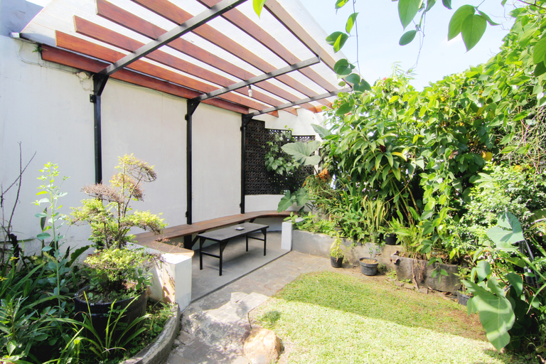 Exterior & Views 2, NeoMoritz Homestay, Bandung