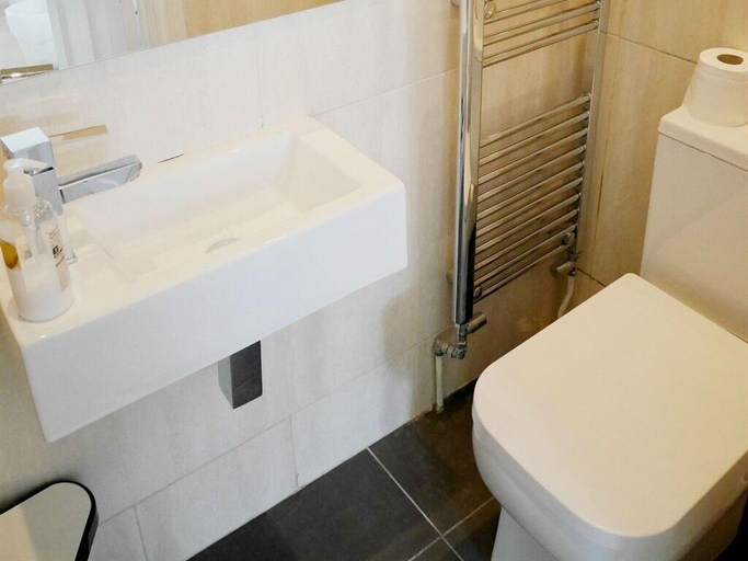 Bathroom 2, Kew Studios and Rooms, London