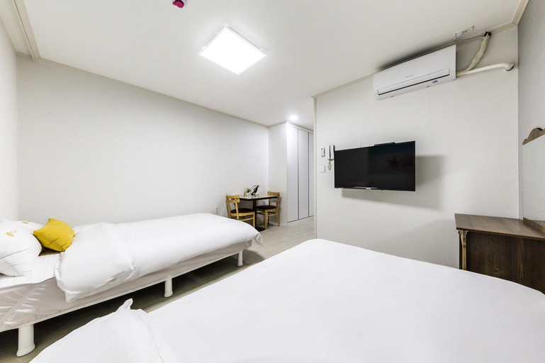 Bedroom 5, JS Hotel, Guro