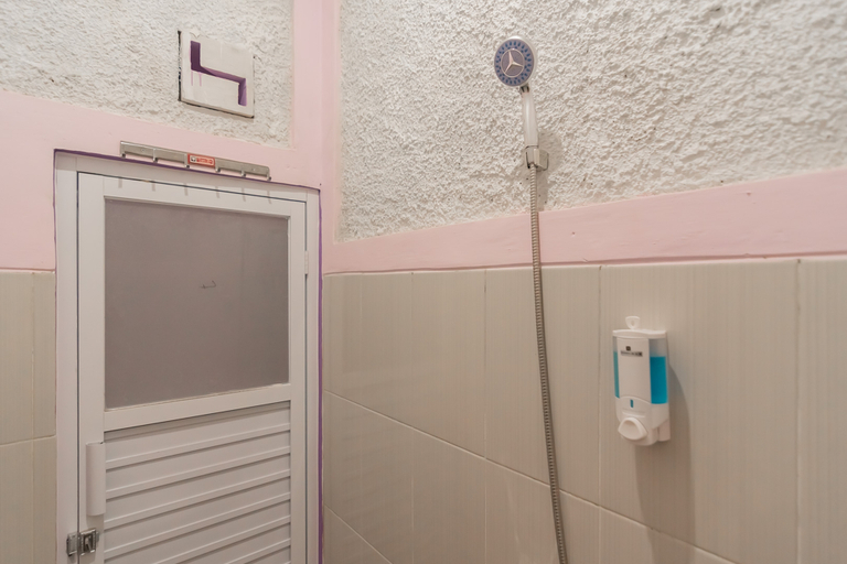 Bathroom 5, RedDoorz @ Cipanas Garut, Garut