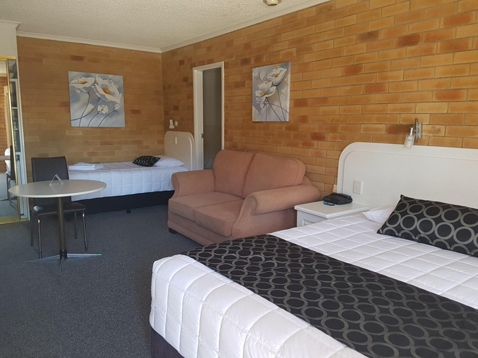 Public Area 2, Cousins Motor Inn, Inverell - Pt B