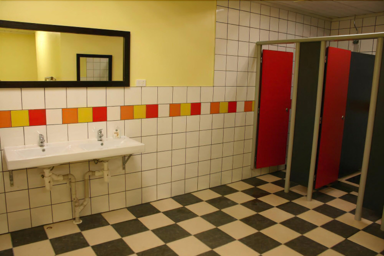 Bathroom 5, Silverfern Backpackers, Waitakere