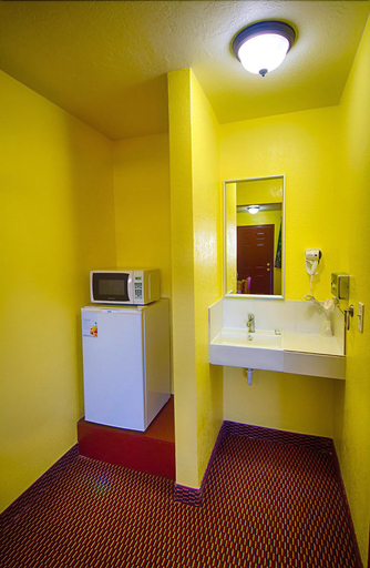 Bathroom 4, Budget Inn Motel, Wasco