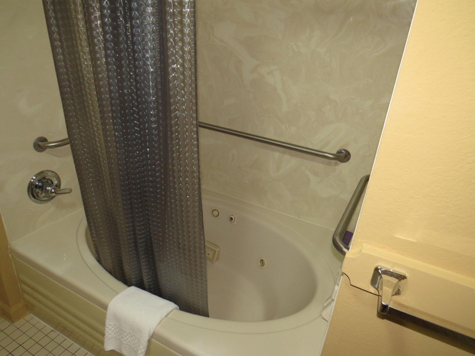 Bathroom 4, First Western Inn Caseyville, Saint Clair