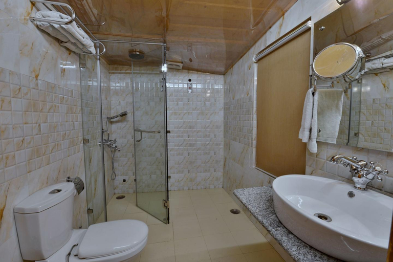 Bathroom, Torrentium Lodge, Shimla