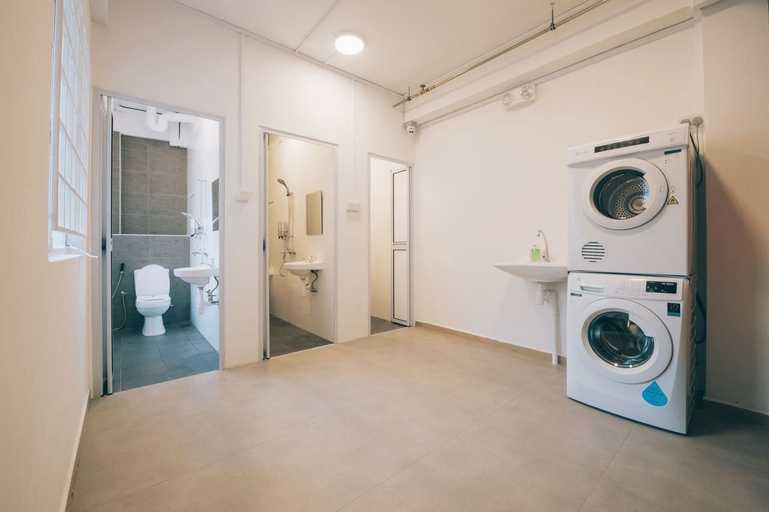 Bathroom 5, Wanderloft Capsule Hostel, Singapore
