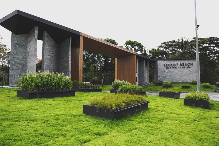 Exterior & Views 11