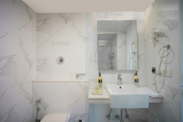 Bathroom 4, Mango Hotels Valley View, Satara