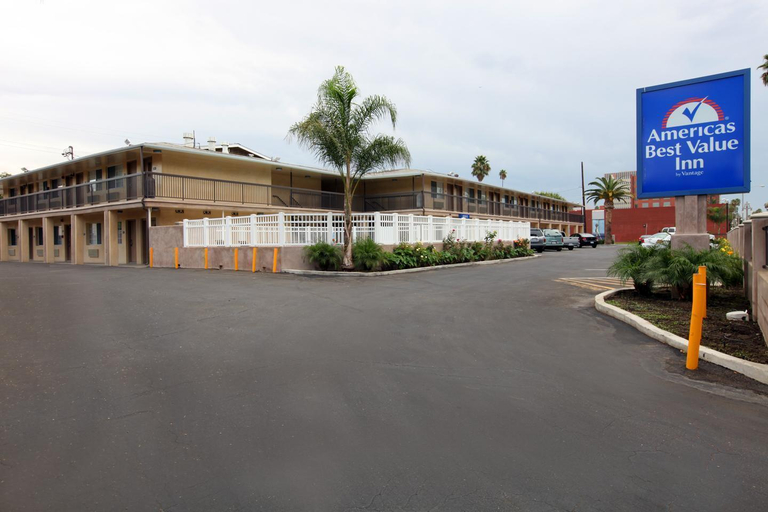 Exterior & Views 1, Raincross Hotel, Riverside