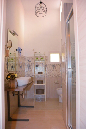 Bathroom 5, Mia's Rooms, Syracuse