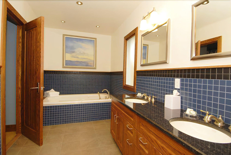 Bathroom 4, Huff Estates Inn & Winery, Prince Edward