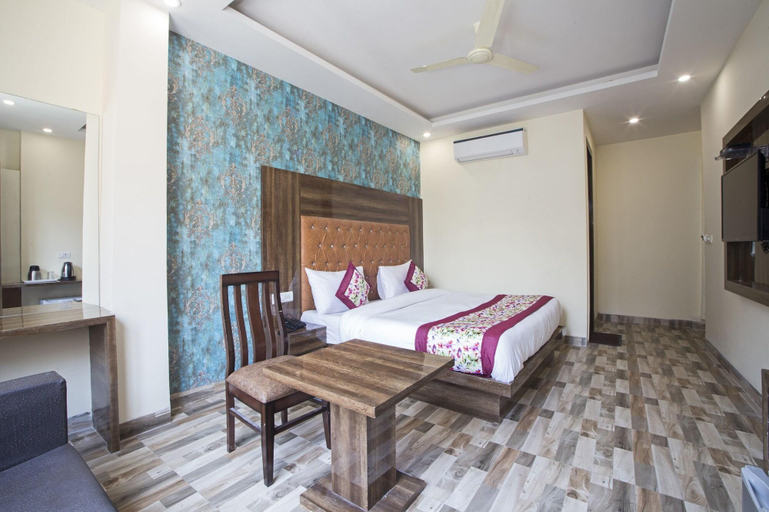Bedroom 1, Hotel Smart Suites, Delhi