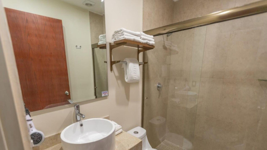 Bathroom 5, Hotel Ave Inn Mazatlán, Mazatlán