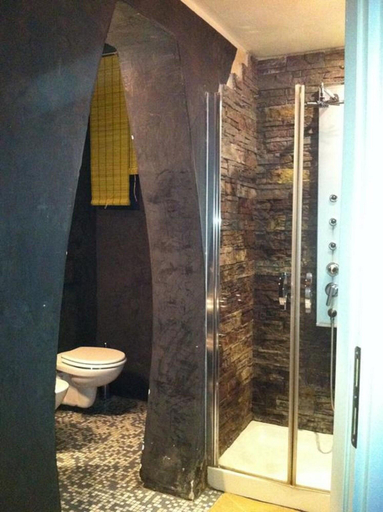 Bathroom 3, Les Chambres de Amelie B&B, Bologna