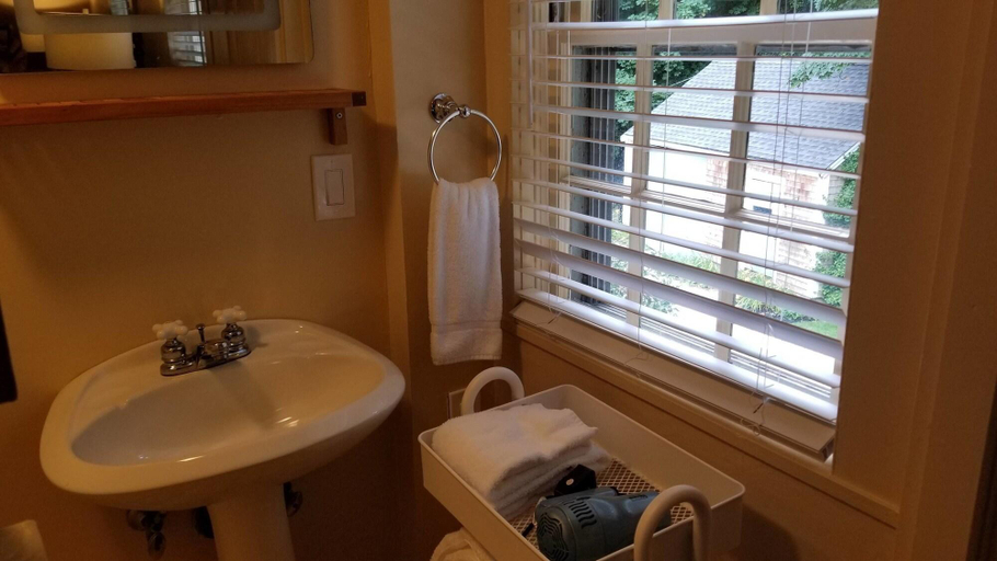 Bathroom 4, Inn on Main Hotel, Monmouth