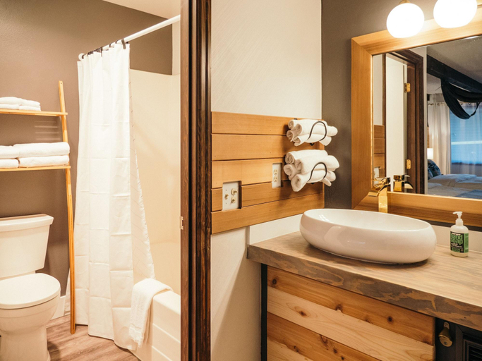 Bathroom 4, Entrada Lodge, Deschutes