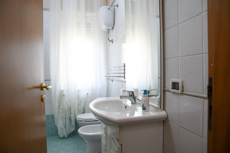 Bathroom 5, B&B Lamezia Airport, Catanzaro