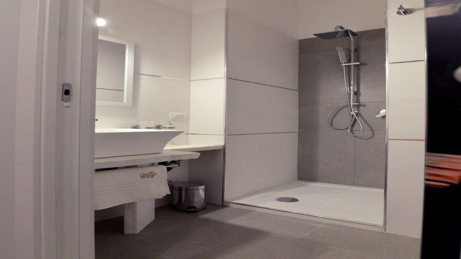 Bathroom 5, Chiaia Roof, Napoli