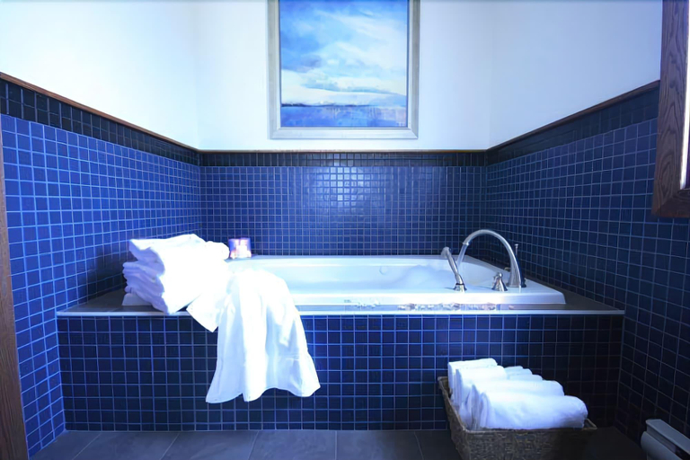 Bathroom 4, Huff Estates Inn & Winery, Prince Edward
