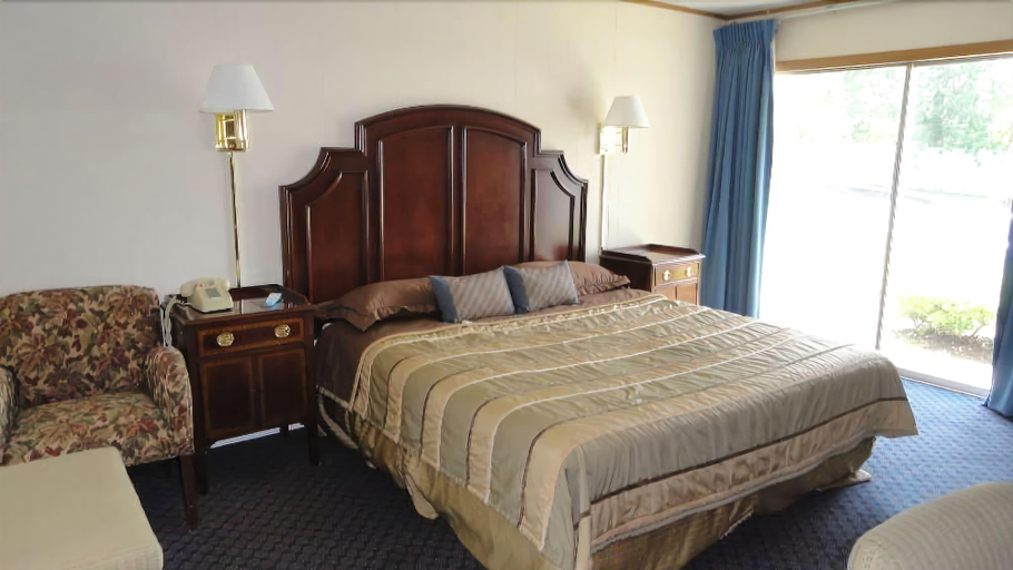 Bedroom 2, Harbor Base Pineapple Inn, Newport
